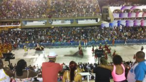 リオのカーニバルのダンサーとバテリア