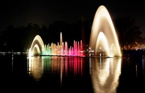 イビラプエラ公園の夜の噴水ショー