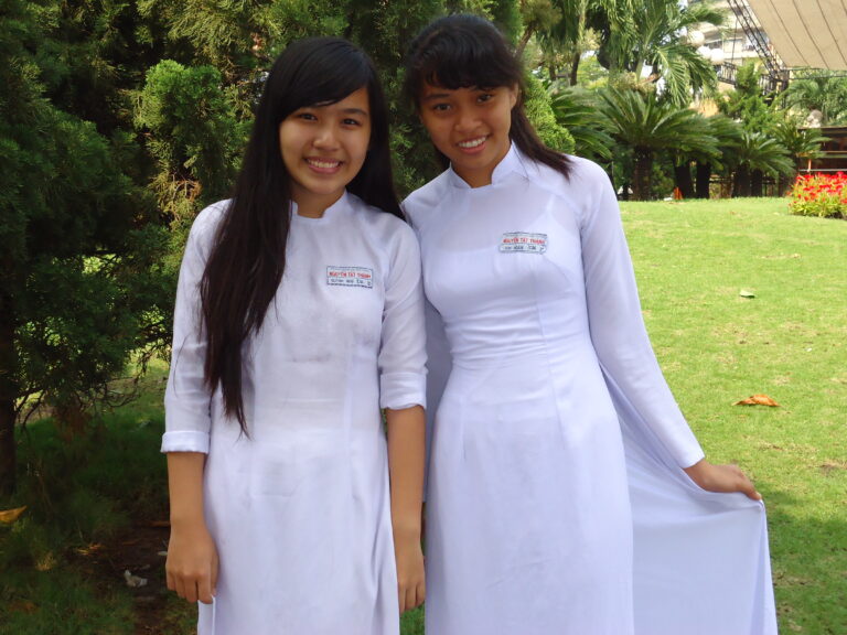 アオザイを着たベトナムの学生