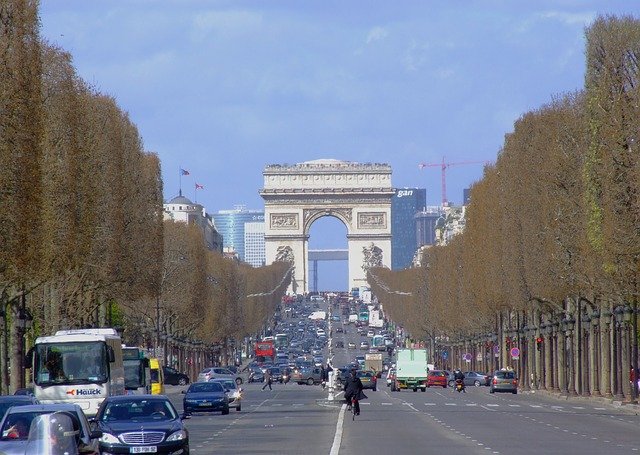 パリ市内にある「５つの凱旋門」と世界で最も高い鉄の構造物
