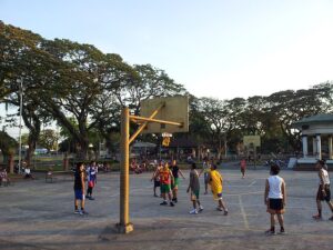 フィリピンのあちこちで見られるバスケットボールの風景