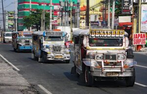 フィリピン人の交通手段「ジプニー」