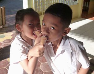 カンボジアのアイスを食べる子供たち