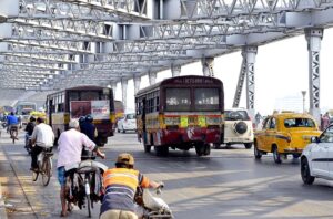 インドの公共交通機関のバス