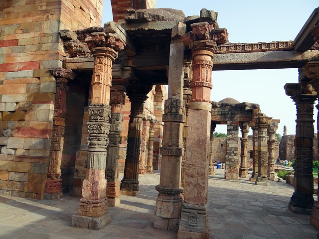 イスラム様式とヒンドゥー様式が混在している世界文化遺産「デリーのクトゥブ・ミナールとその建造物群」