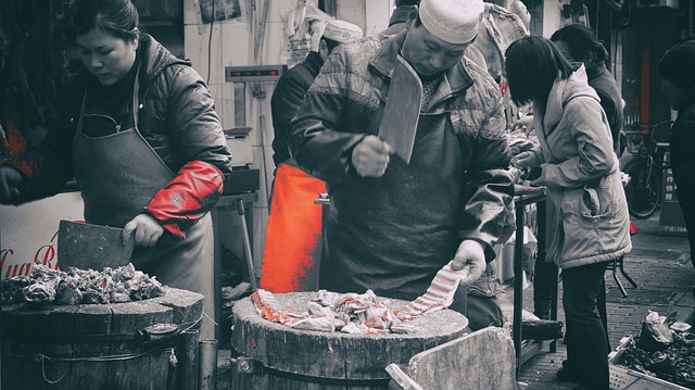 上海の市場で肉を捌いている様子