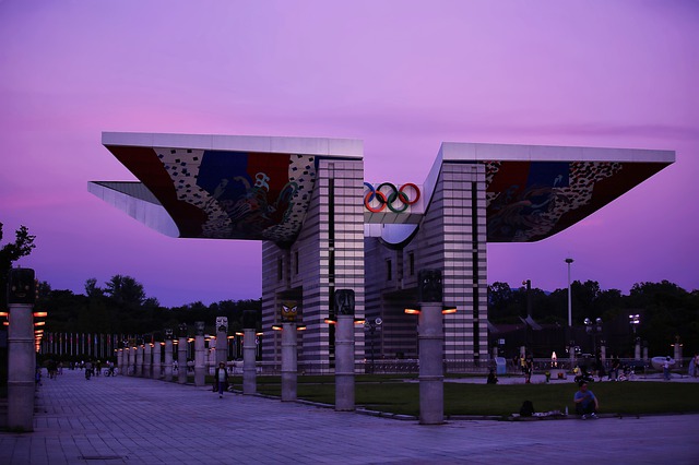 オリンピック公園の入口にある高さ２４ｍを誇る「平和の門」