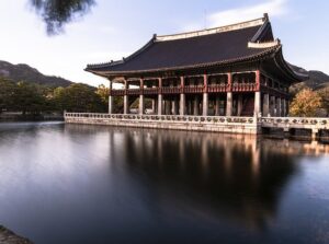 韓国ドラマ「宮廷女官チャングムの誓い」のロケ地となった昌徳宮の池